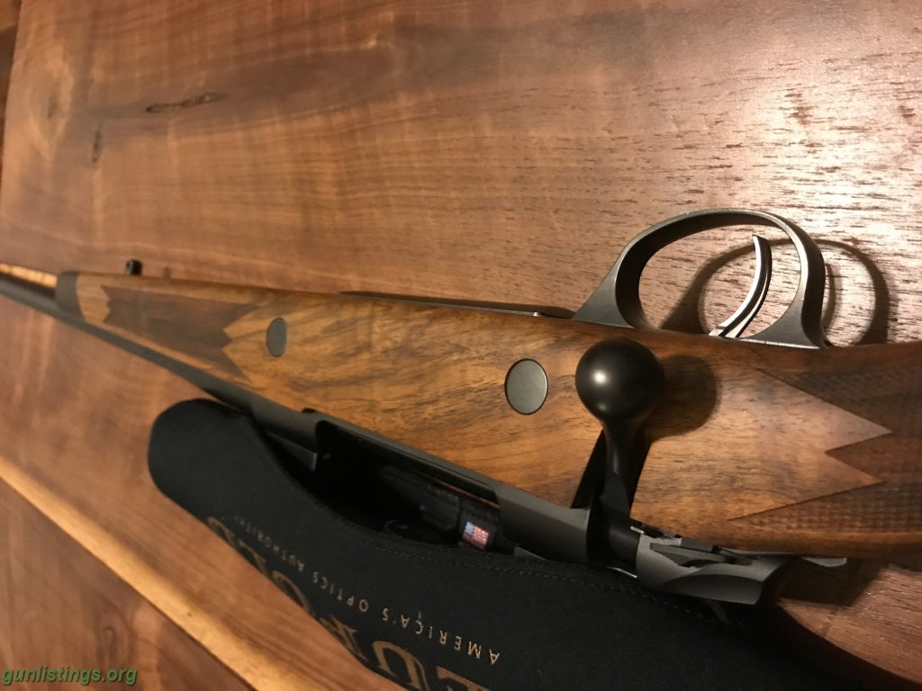 Rifles Sako 85 With Exhibition Grade English Walnut Stock. 300