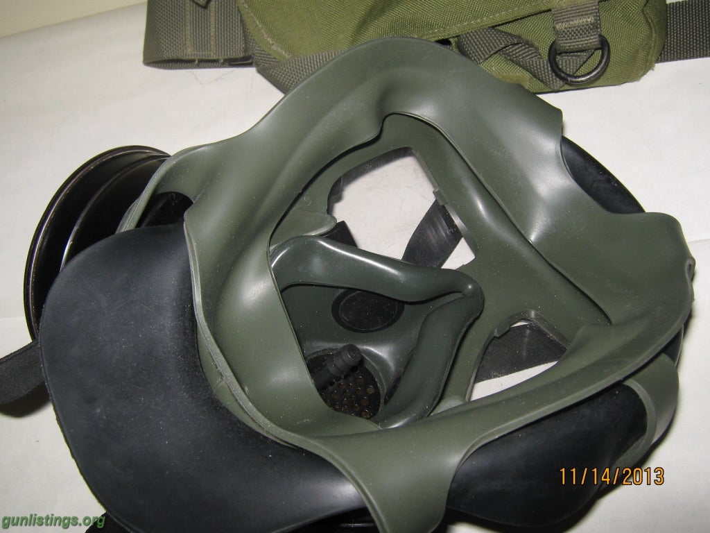 Accessories U.S. M40 Gas Mask W/ Carrying Bag