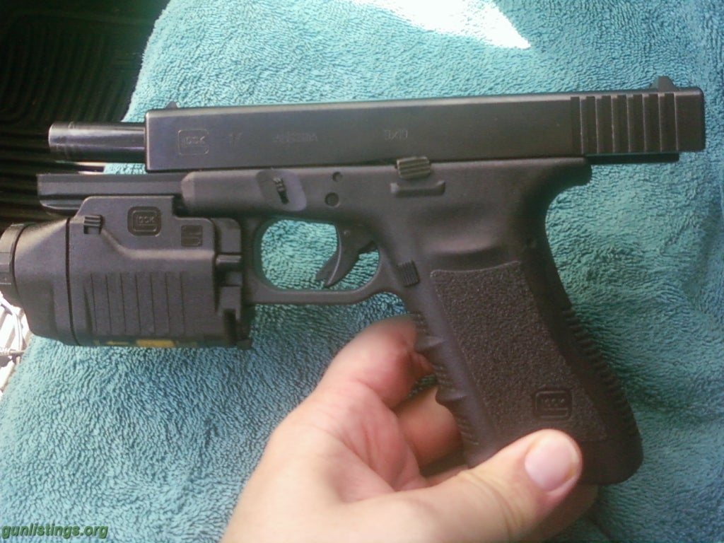 Pistols Glock 17 3rd Gen W/tac Light GTL Model 22