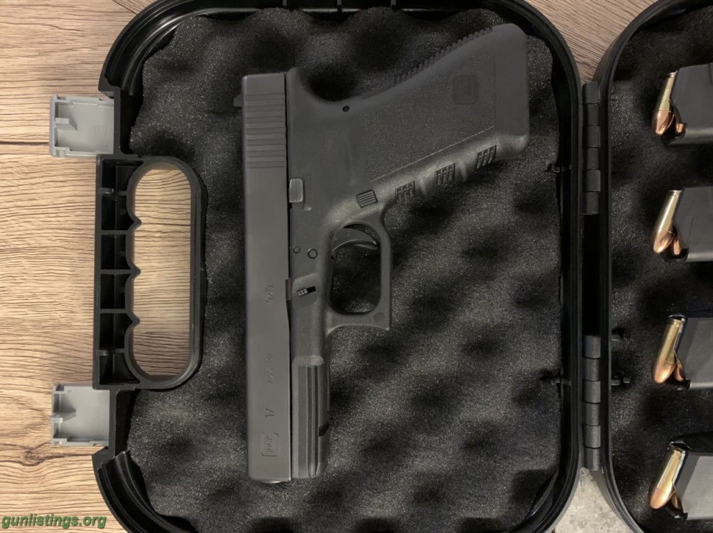 Pistols Glock 19 W/Extra Clips And Ammo