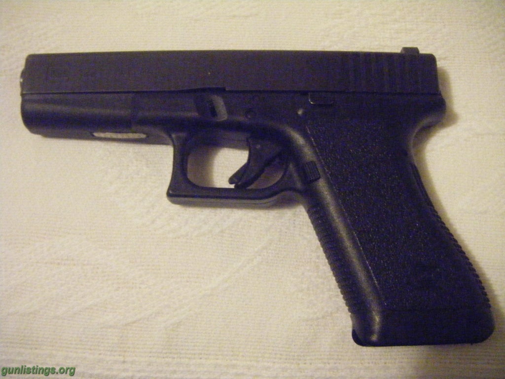 Pistols Glock 22 40 Cal. * REDUCED PRICE*