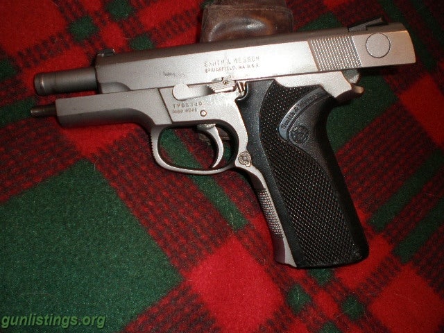 Pistols S & W 4046