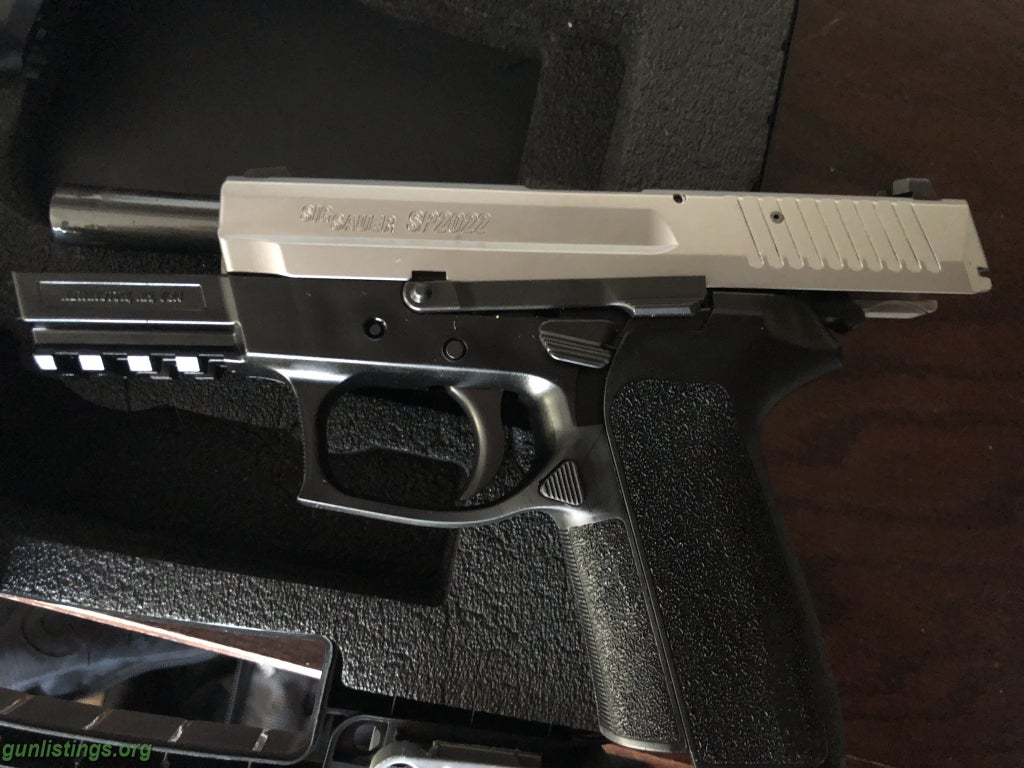 Pistols SIG SP2022 9MM - Black & Chrome