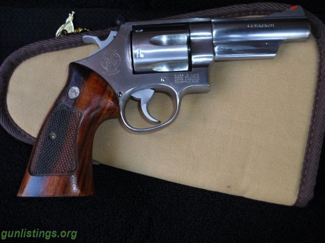 Pistols Smith & Wesson