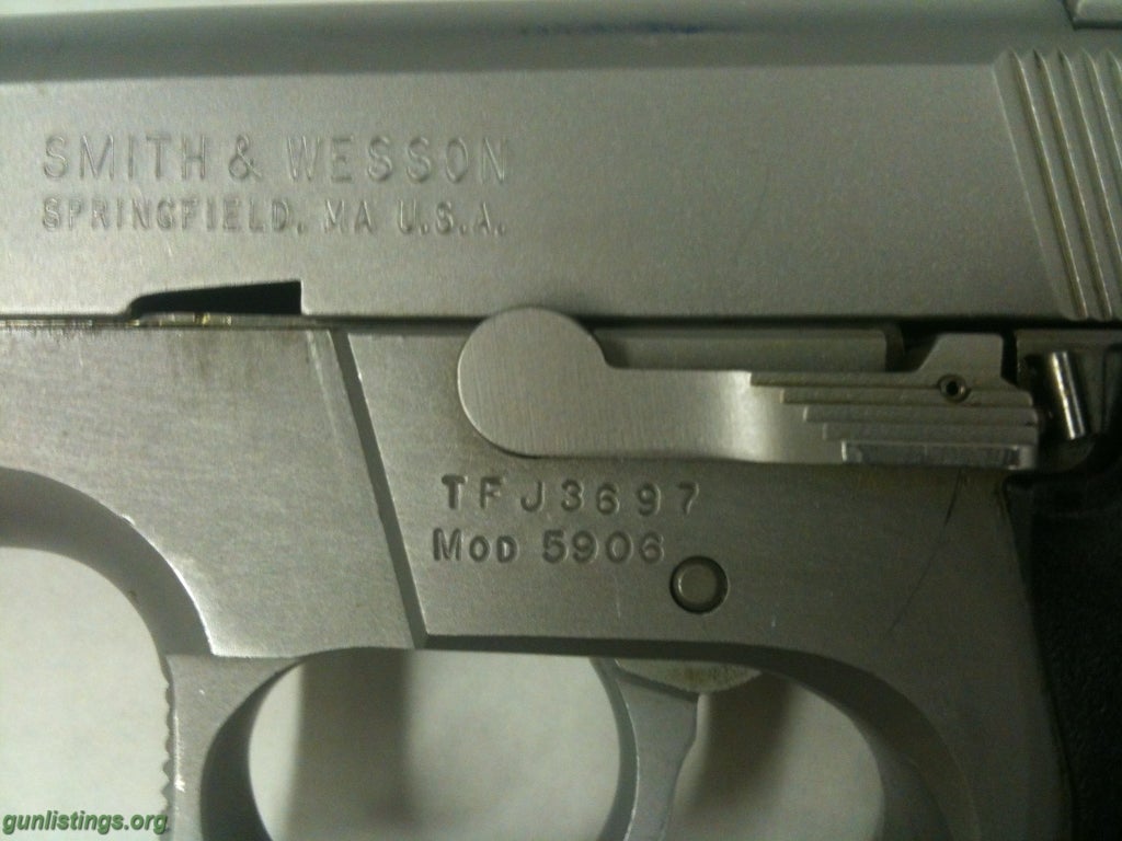 Pistols Smith & Wesson 5906