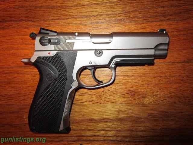 Pistols Smith & Wesson