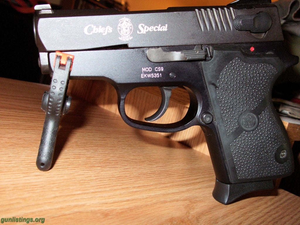 Pistols Smith & Wesson Chief's Special 9MM