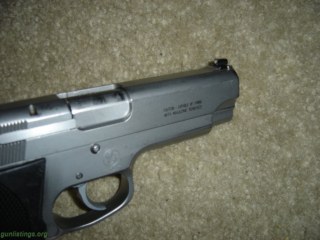 Pistols S&W 1076