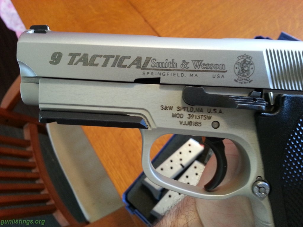 Pistols S&W 3913 TSW 9mm.