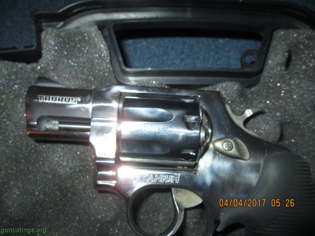 Pistols TAURUS TITANIUM 357 Revolver