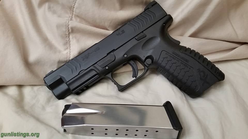 Pistols XDM 40 Cal 4.5 Barrel, Excellent Shape, 3 Mags